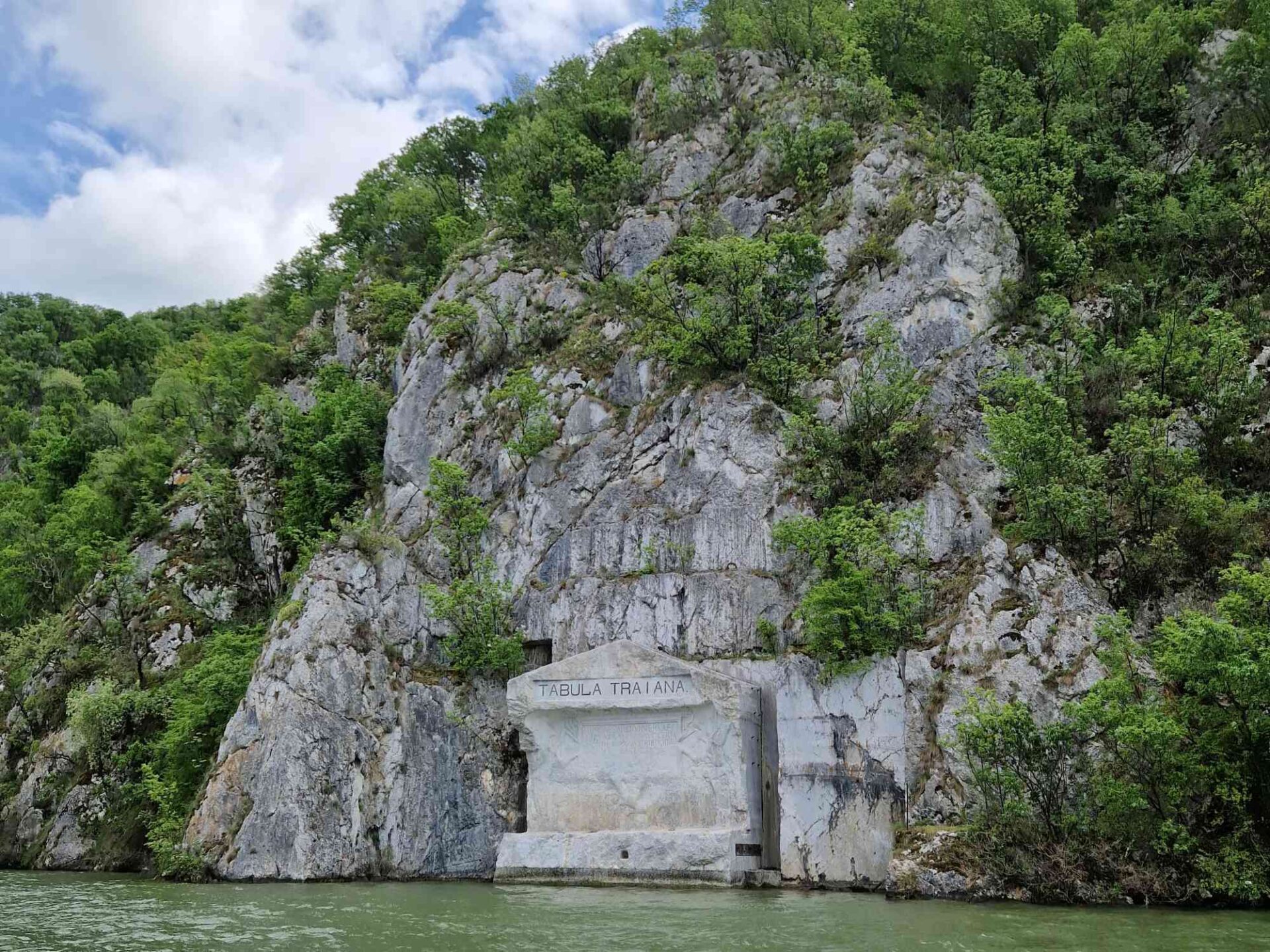 Tabula Traiana. Upamiętnia budowę na przełomie I i II wieku drogi rzymskiej wzdłuż Dunaju, obecnie pod wodą. Zabytek uratowano podnosząc go 22 metry na specjalnie przygotowane miejsce na skałach.